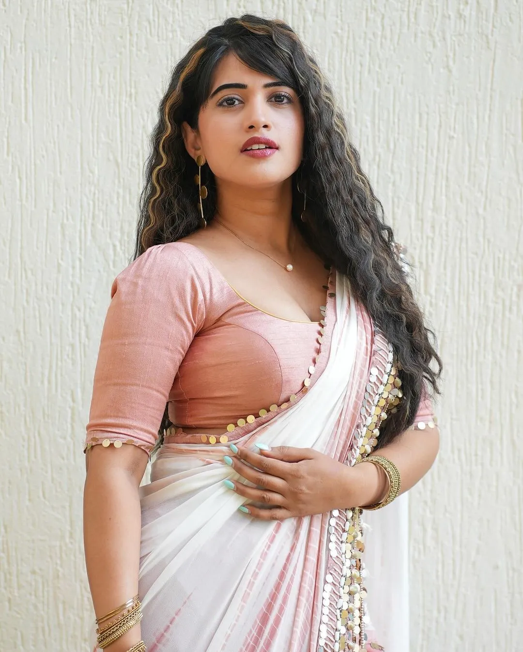 Telugu Actress Sravanthi Chokarapu Images In White Saree Pink Blouse